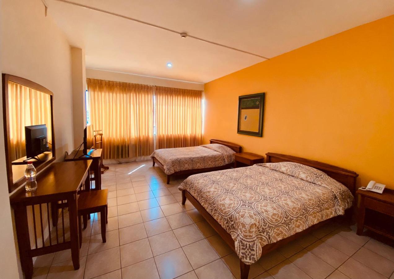 Hostal Solar Del Puerto Machala Bagian luar foto
