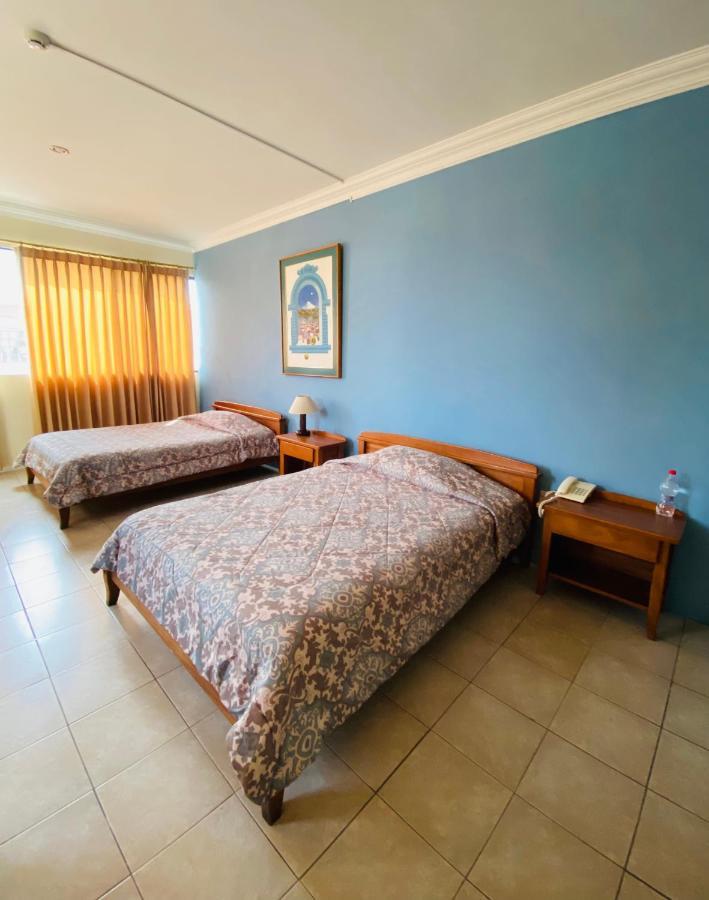 Hostal Solar Del Puerto Machala Bagian luar foto