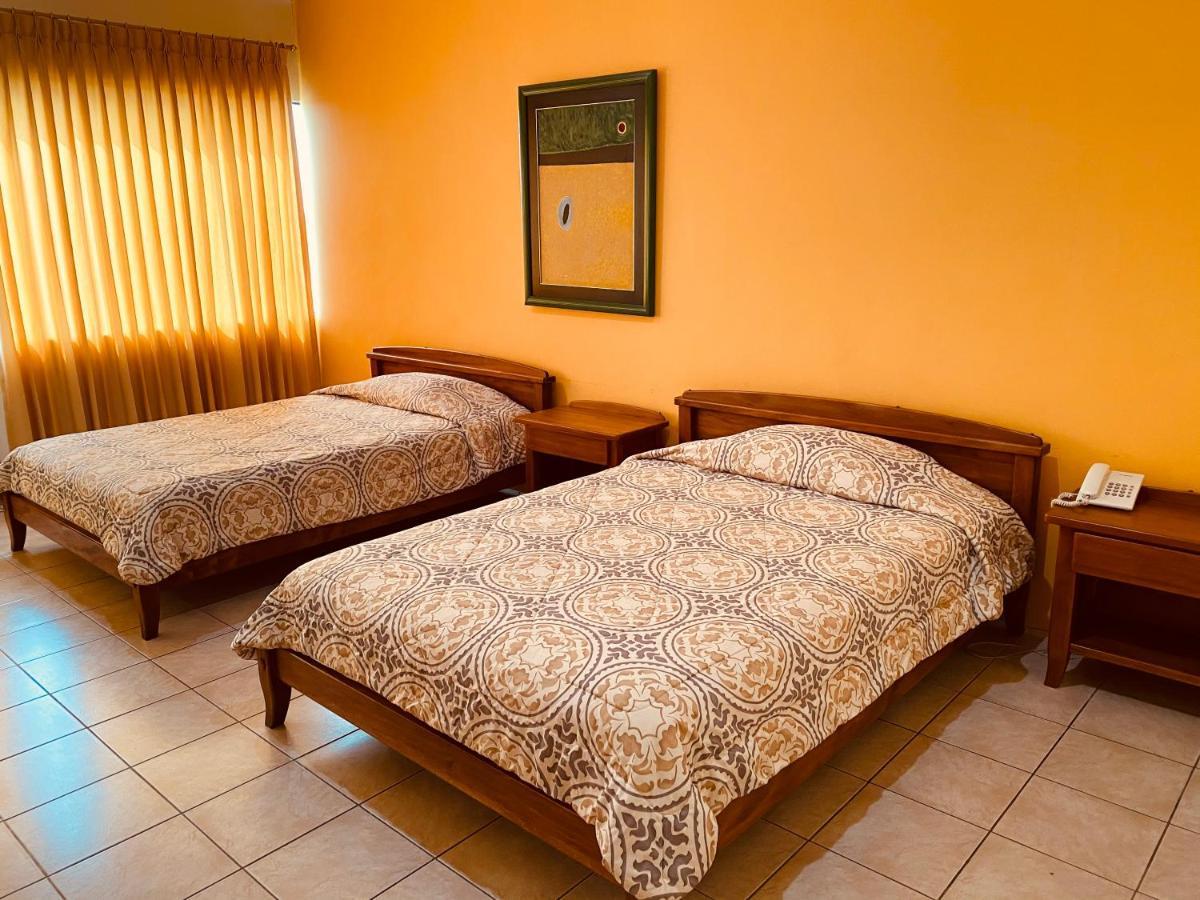 Hostal Solar Del Puerto Machala Bagian luar foto