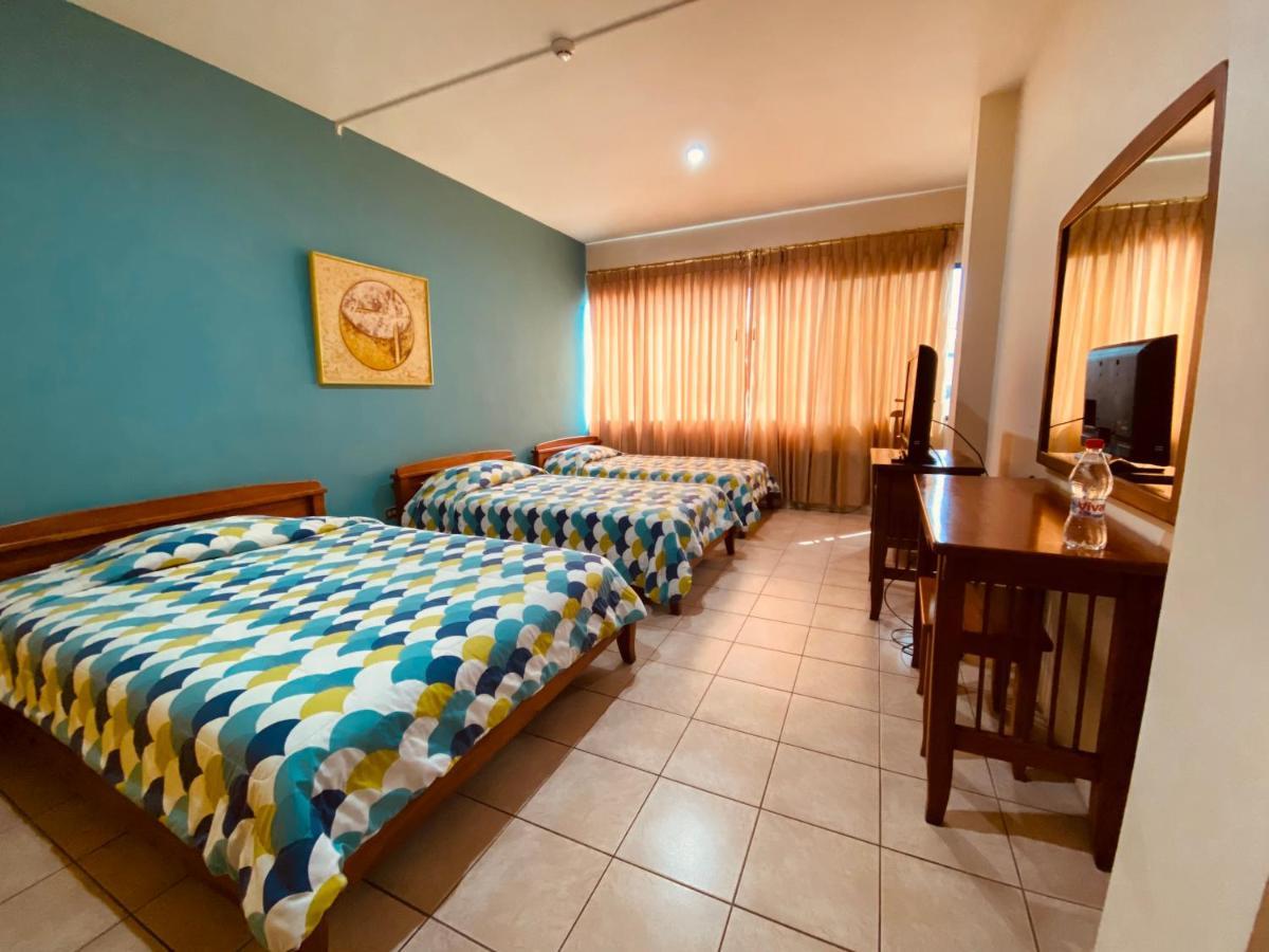 Hostal Solar Del Puerto Machala Bagian luar foto