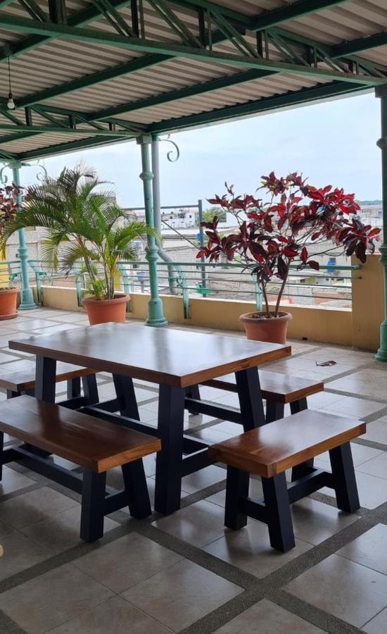 Hostal Solar Del Puerto Machala Bagian luar foto
