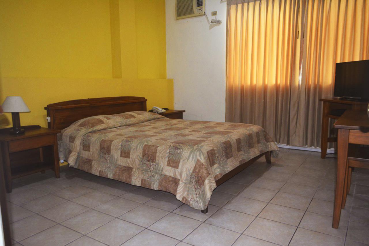 Hostal Solar Del Puerto Machala Bagian luar foto